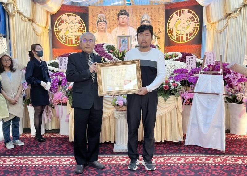 高雄市傳統工藝「傳統彩繪」保存者馮進興7日辭世，享壽83歲。文化部文化資產局長陳濟民（左）代表頒贈文化部旌揚狀，由馮進興兒子馮再宏（右）代表受贈。（文化部文化資產局提供）