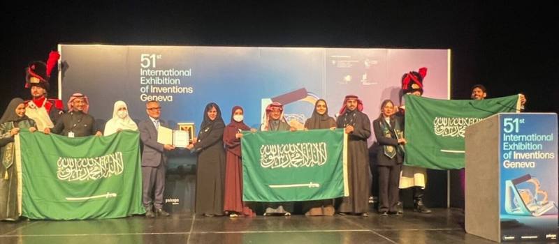 駐瑞士代表王思為（左5）於日內瓦發明展頒發大會國際交流特別獎予沙烏地阿拉伯得獎者。（台灣發明協會提供）
