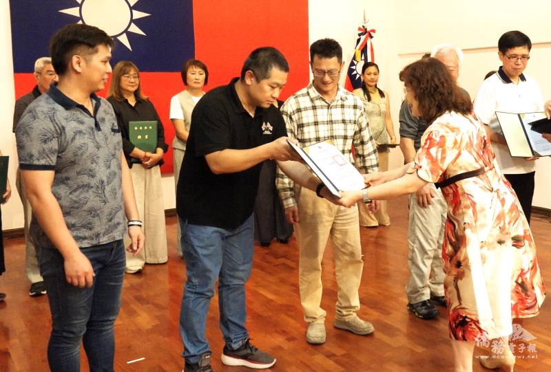 駐阿根廷代表處大使謝妙宏頒發僑務促進委員證書，給新生代的僑界青年