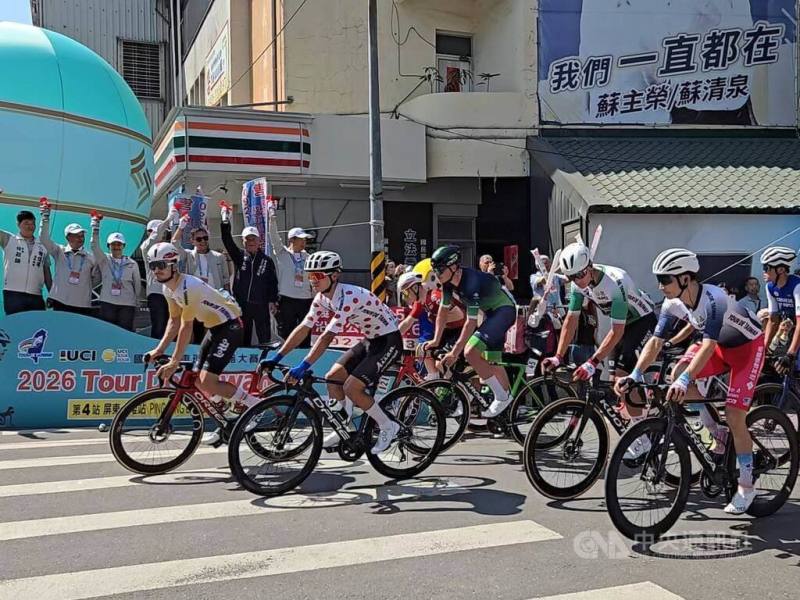 2026年國際自由車環台公路大賽19日來到第4站屏東六堆站，國際選手自高樹鄉公所出發，客委會主委古秀妃（後左3）出席為賽事鳴槍