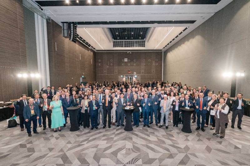經濟部龔部長與外交部林部長共同主持「2026智慧城市展暨淨零城市展─台灣之夜」交流晚宴，並與各國貴賓大合照