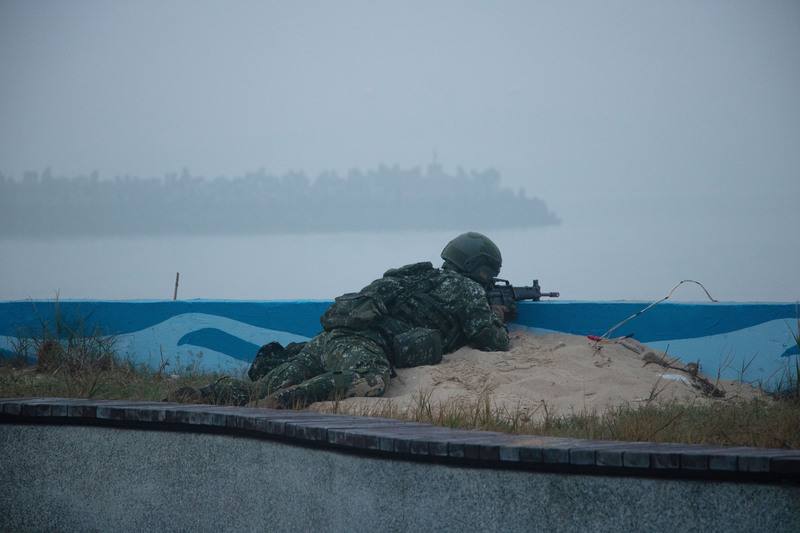 陸軍金門防衛指揮部18日在金門烈嶼實施民國115年第1季太武操演，烈嶼守備大隊官兵運用建制武器，進行驅離射擊、近岸防禦灘岸戰鬥等課目。