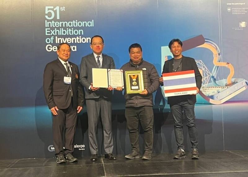 駐日內瓦辦事處長李冠德（左2）於日內瓦發明展頒發大會國際交流特別獎給泰國得獎者。（台灣發明協會提供）