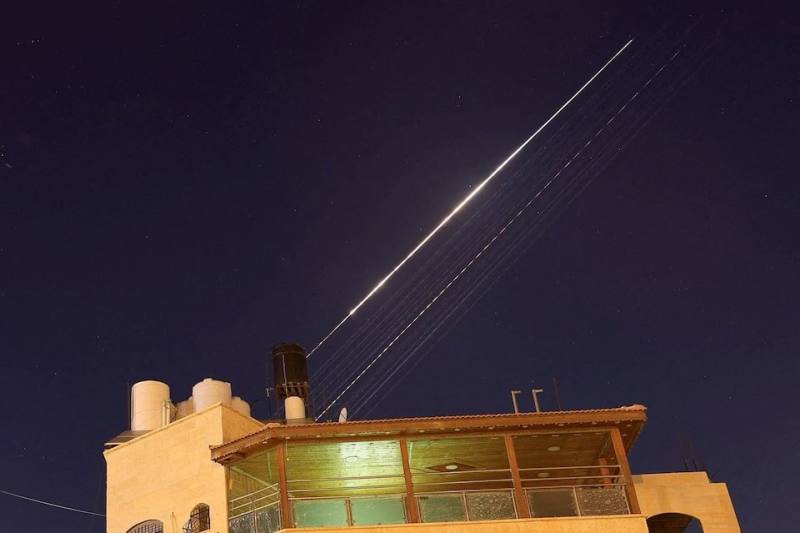 伊朗18日發射搭載集束彈頭的飛彈襲擊以色列特拉維夫。（路透社）