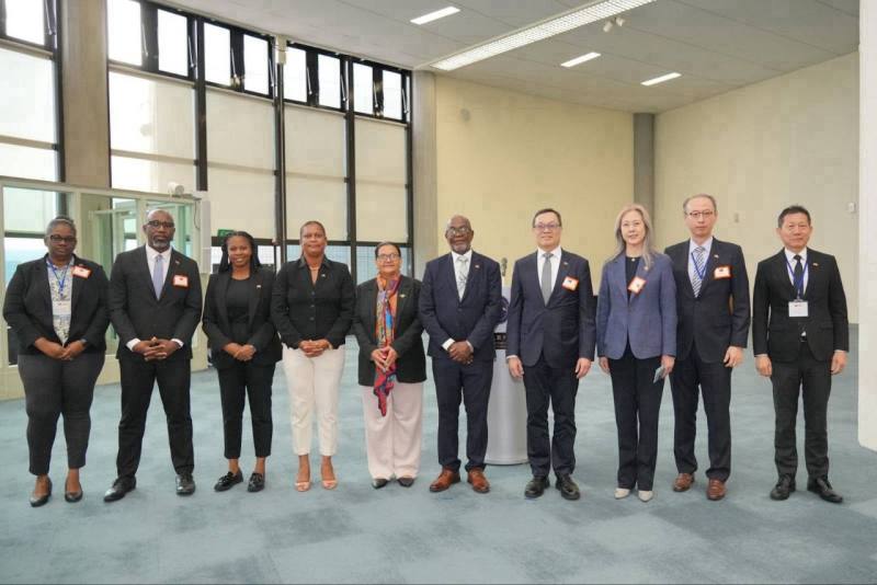 外交部政務次長陳明祺（右四）與聖文森及格瑞那丁副總理李考克（St. Claire Leacock）伉儷（右五及左五）等訪團貴賓於機場合影。