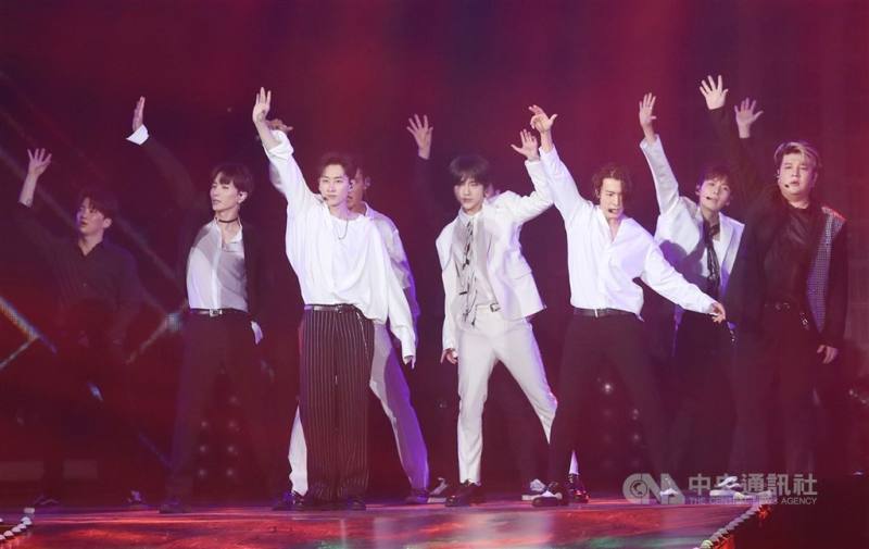 聯卡中心表示，2025年11月韓團Super Junior在台北大巨蛋舉辦演唱會期間，國外旅客住宿與餐飲消費金額成長近2成。圖為2019年KKBOX風雲榜頒獎典禮在台北小巨蛋舉行，Super Junior參與演出。（中央社檔案照片）