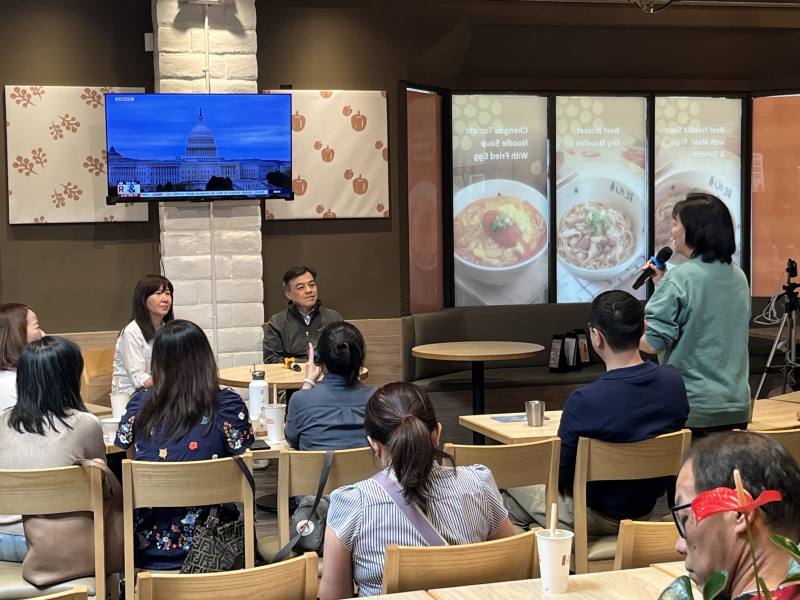 駐舊金山辦事處處長伍志翔(右)與金山灣區文教中心主任莊雅淑(左)，介紹外交部及辦事處（TECO）與僑務委員會（OCAC）的角色與服務內容，一一回答僑胞提問