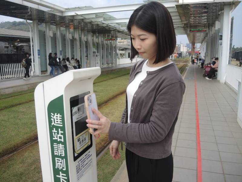 高雄市交通局創新全台推出「399 QR月票訂閱制」方案。民眾只要綁定信用卡，每月即可自動扣款續訂月票，不需每個月重新購買。（高雄市交通局提供）