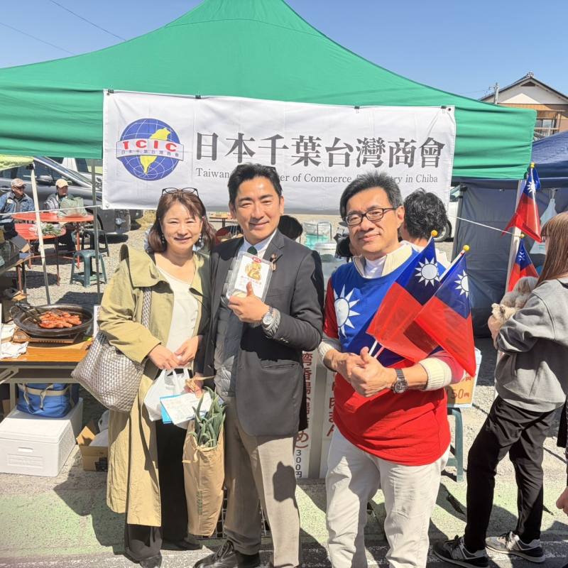 日本參議院議員臼井正一（中）到場支持