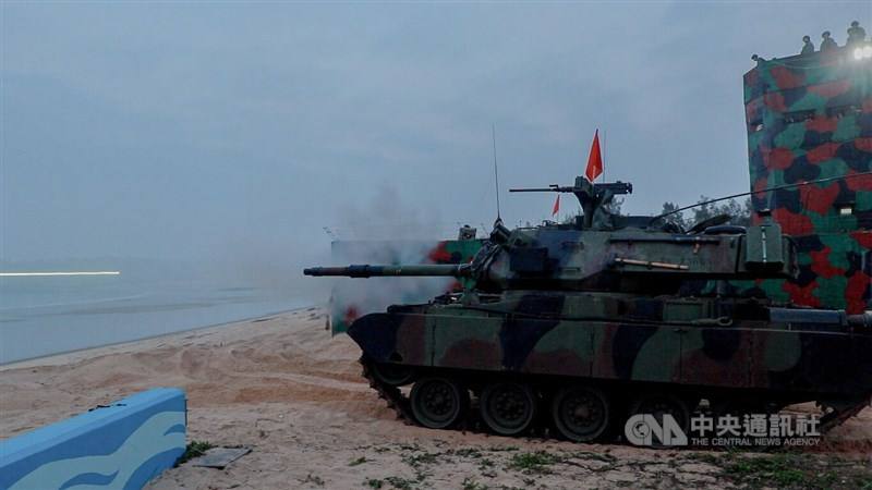 A tank is deployed on the coast of Kinmen's Lieyu Island during Wednesday's "Taiwu" live-fire exercise. CNA photo March 18, 2026