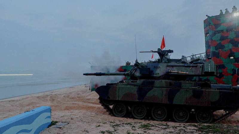 陸軍金門防衛指揮部18日拂曉進行「太武操演」，運用M41D戰車等戰、甲車及各式火砲，於烈嶼東崗海域一線據點與陣地，實施近岸防禦灘岸戰鬥實彈射擊等課目。