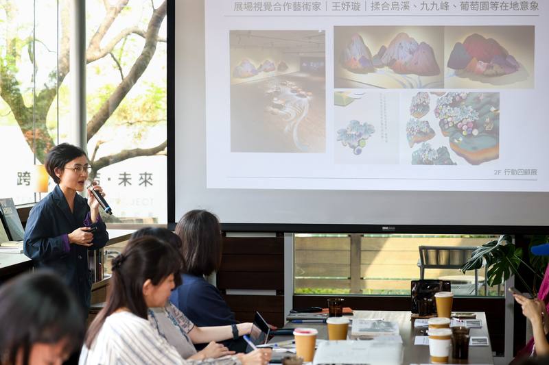 毓繡美術館發布年度展覽計畫，17日在台北舉行記者會，策展人謝瓊儀（左1）介紹當期展覽「我們走了十年」的呈現重點。