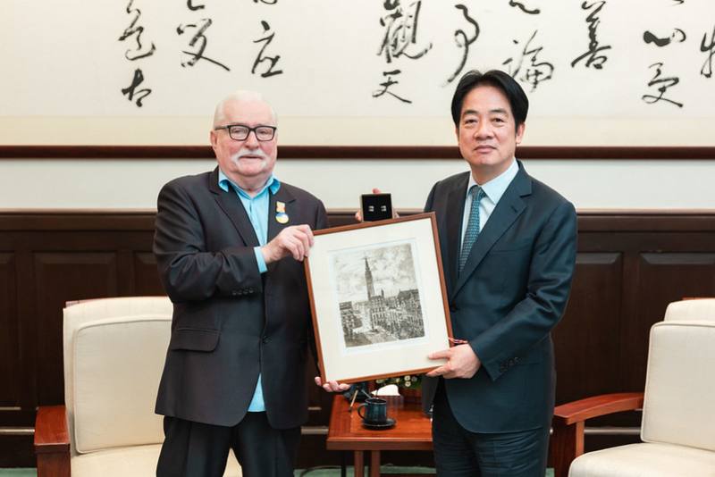 總統與華勒沙前總統互贈禮品，並祝訪團此行順利圓滿