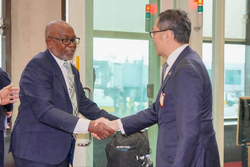 外交部政務次長陳明祺（右）於機場迎接聖文森及格瑞那丁副總理李考克（St. Claire Leacock，左）。