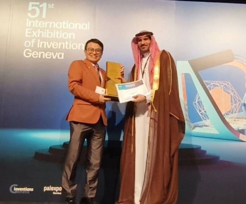 康立全球（K-LINK）（左）研發的「Jevion珍視佳負離子保健眼鏡」獲沙烏地阿拉伯大會特別獎。（台灣發明協會提供）