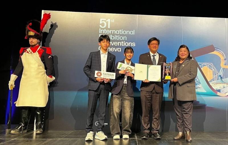 達特富Dr.Foot科技公司「AI智慧足鞋檢測與鞋墊處方系統」研發團隊（左2、3）於頒獎典禮上獲泰國大會特別獎。（台灣發明協會提供）