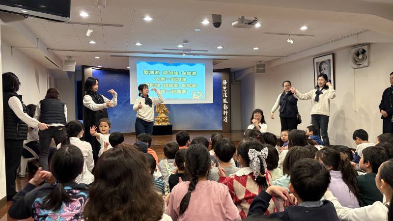 師生及參與人員們中文歌曲手語表演