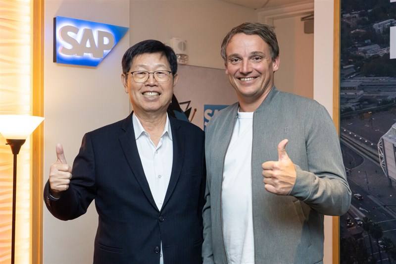 Hon Hai Chairman Young Liu (left) and SAP Chief Executive Officer Christian Klein. Photo courtesy of Hon Hai Precision Industry Co.