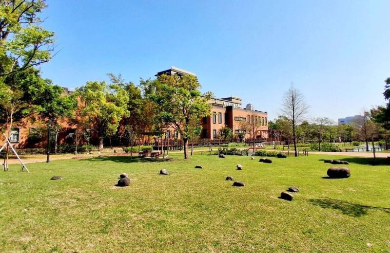 新北市府客家事務局18日表示，將推動客家文化園區2.0轉型計畫，打造親子友善與文化傳承並重的休閒場域，吸引民眾走入園區、提升使用率。圖為園區哈客樂園現況。（新北市府客家事務局提供）