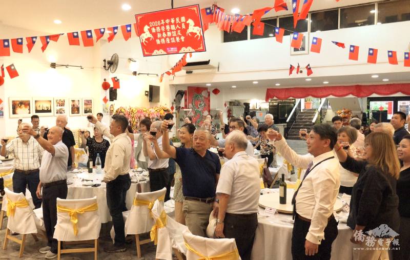 全體舉杯祝福新的一年國泰民安