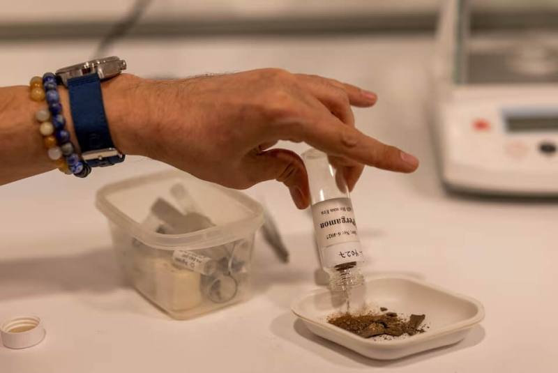 狄米爾博拉特在一個古代安圭塔力亞瓶（unguentarium，即香膏瓶）中發現人類糞便殘留物。（路透社）