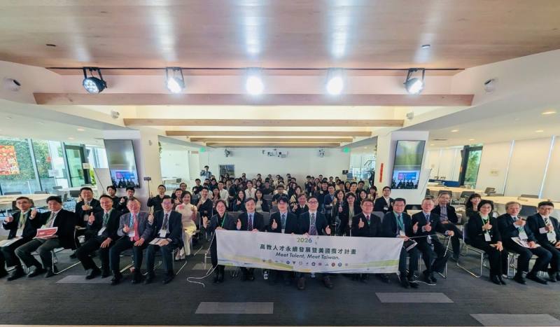 常務次長朱俊彰(前排中)2月28日率隊於舊金山辦理攬才活動現場合照，並邀請駐處處長伍志翔致詞