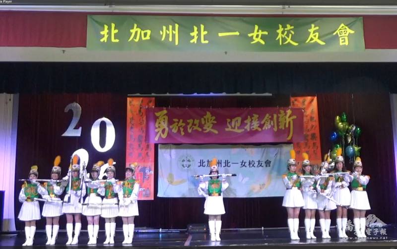 儀隊表演，排字「北一女」