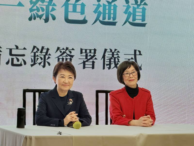 台中市長盧秀燕（左）17日在鄰近華府的馬里蘭州一家餐廳與北美洲台灣商會聯合總會會長白越珠（右）簽署「三合一綠色通道」合作備忘錄。