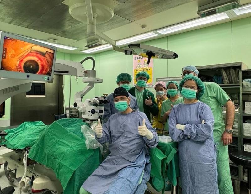 基隆長庚目前已完成11例角膜基質內環植入術，再創國內角膜治療里程碑。圖為基隆長庚醫院副院長孫啟欽（前排左）醫師團隊。（基隆長庚醫院提供）
