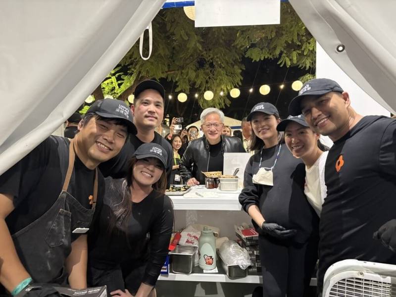 輝達執行長黃仁勳17日逛GTC夜市，在台灣小吃店與老闆和員工合影留念。（Jodie提供）