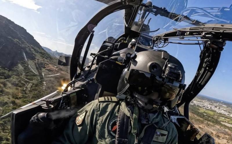 陸軍航特部602旅17日在屏東恆春執行空用武器基礎射擊，由AH-1W、OH-58D及UH-60M直升機執行實彈射擊任務。（軍聞社提供）