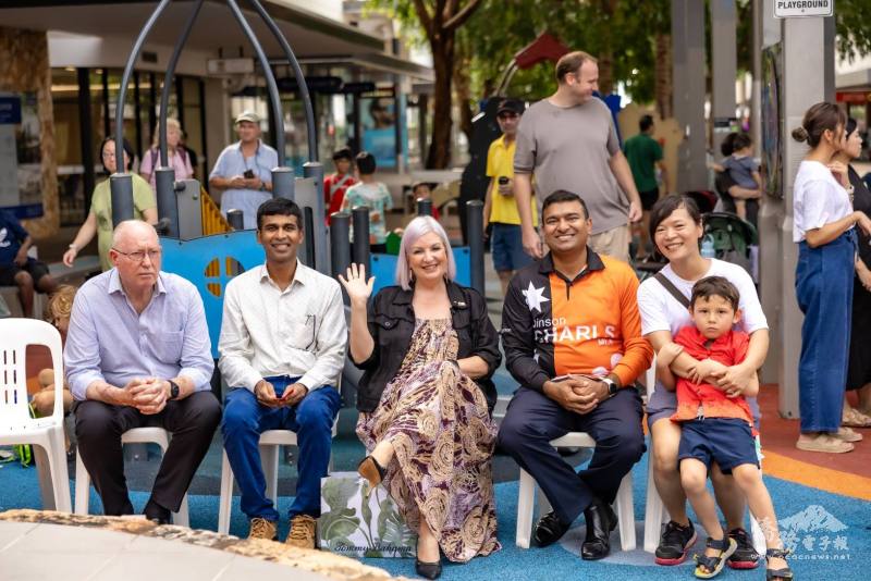 北領地貿易廳長Robyn Cahill(中)及北領地臺灣同鄉會會長甘韻茹(右1)等嘉賓同賀新年