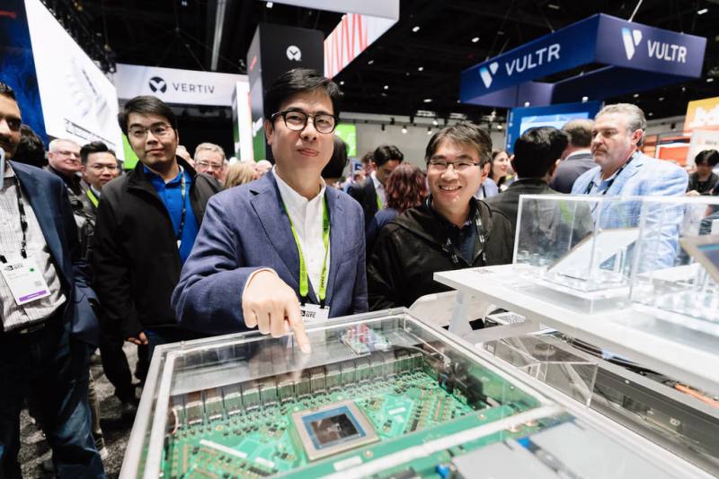 高雄市長陳其邁（前左）二度受邀赴美參加輝達GTC大會，除了出席黃仁勳主題演講外，也率隊參訪GTC大會展區，與多家高雄重要合作夥伴交流。（高雄市政府提供）