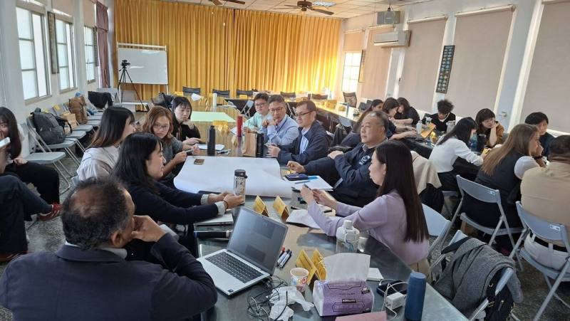 海洋委員會於金門舉辦「印太海洋廢棄物治理國際論壇」，17日進入第2天密集互動討論，來自多國與會者，從專題發表到分組討論，多輪整合後凝聚共識，確認海廢治理為跨領域、跨國界的結構性挑戰。（海洋委員會提供）