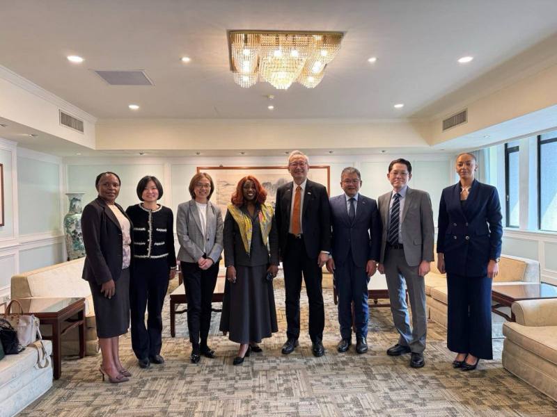 外交部政務次長吳志中（右四）與史瓦帝尼王國資通訊暨科技部長瑪吉雅（Savannah Maziya，左四）合影。