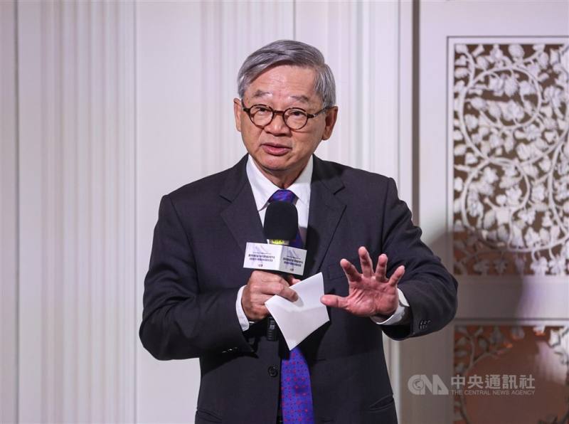 國科會主委吳誠文說明，將逐步推動全光網路，包括資料中心機房設備在內，以光纖取代銅線，預計4月底公布首個實驗點。（中央社檔案照片）