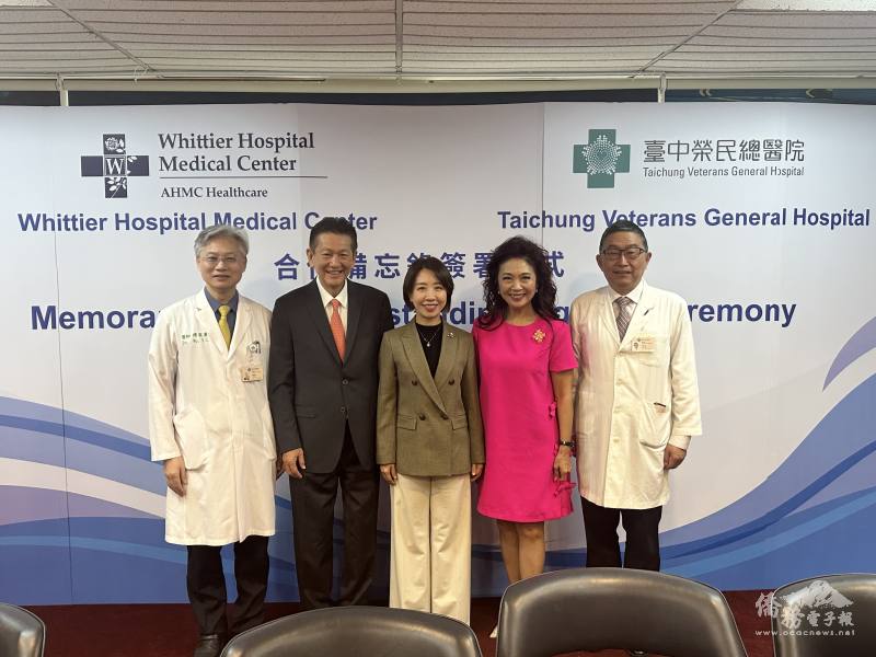 李妍慧（中）於MOU簽署儀式後與僑務委員潘意玲（右2）、Whittier Hospital董事方孝偉(左2)及臺中榮總院長傅慶雲(左1) 、副院長周元華（右1）於會場合影