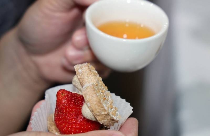 南投縣政府19日舉辦南投精品紅茶新品聯名發布會，集結在地茶農、茶飲品牌、精品甜點等，盼藉「紅茶聯盟」模式，展現南投紅茶產業多元發展的可能性。（南投縣政府提供）