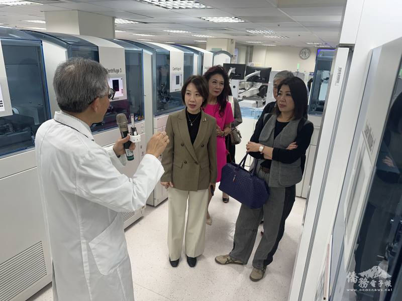 臺中榮總介紹先進的「全自動智能檢驗室」運作流程獲得出席嘉賓讚許
