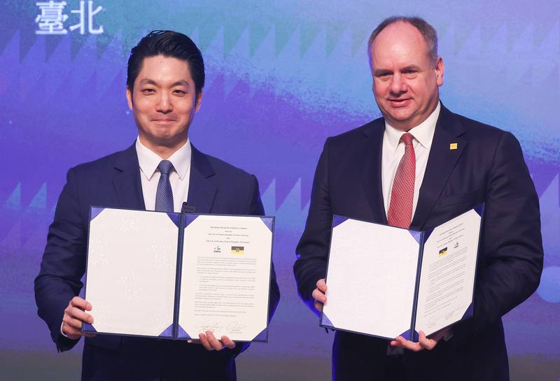 2026台北國際城市論壇19日上午在遠東香格里拉大飯店登場，論壇開始前，台北市與德國德勒斯登市簽署交流合作備忘錄（MOU），由台北市長蔣萬安（左）與德國德勒斯登市長希柏特（Dirk Hilbert）（右）代表簽署。