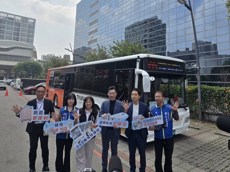 為讓旅客快速往返台中國際機場及市區，台中市政府19日啟動「台灣好行555機場快捷線」公車，立法院副院長江啟臣（右3）等人出席啟動儀式。