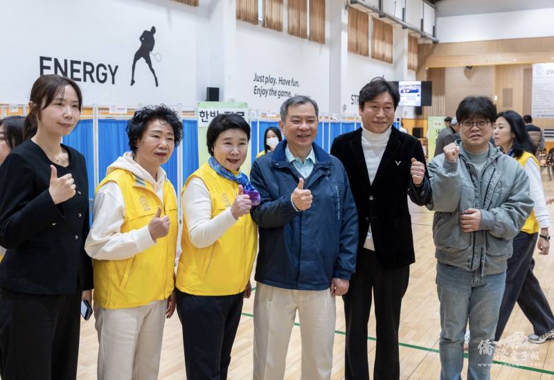 丘高偉與首爾中區會賢洞長金貞善(右1)及出席僑領合影