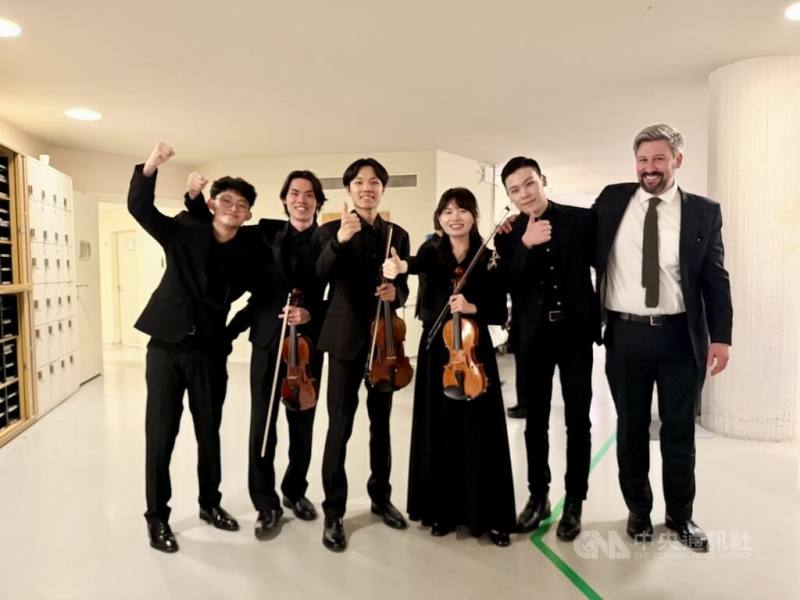 德國青年愛樂樂團歐洲巡演首站於德國時間17日在柏林愛樂廳演出，台灣學子包含小提琴鄧景倫（左起）、林垣凱、謝宗翰、張子婕與大提琴家陳亮瑜等5人也加入，獲樂團行政總監奧洛克（Maximilian von Aulock）讚許