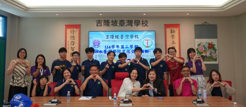 泗水臺校交流團與吉隆坡臺校接待師長合影