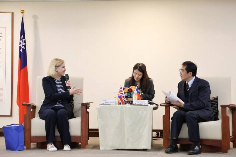 英國大林肯郡市長詹金斯（Andrea Jenkyns）（左）19日拜會台南市長黃偉哲（右），雙方交流農業等議題，期盼藉由此次交流深化雙方合作。（台南市政府提供）