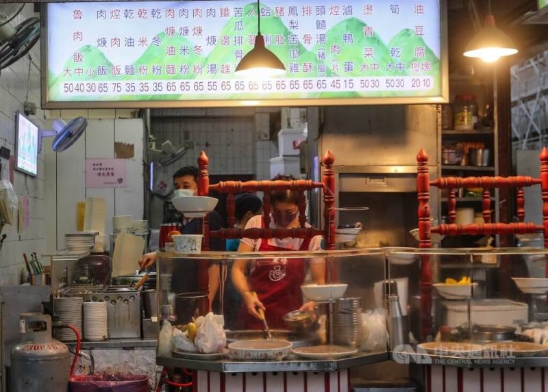 圖為台北市區小吃店營業。（中央社檔案照片）