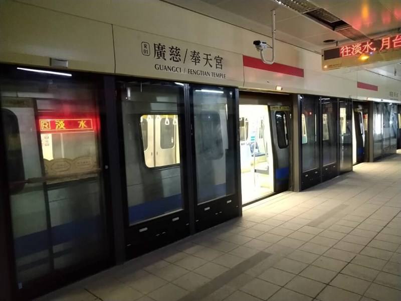 A systems check is conducted in February at Taipei Metro’s Guangci/Fengtian Temple station, the new eastern terminal of the Tamsui-Xinyi Line. Photo courtesy of Taipei City government Department of Rapid Transit Systems