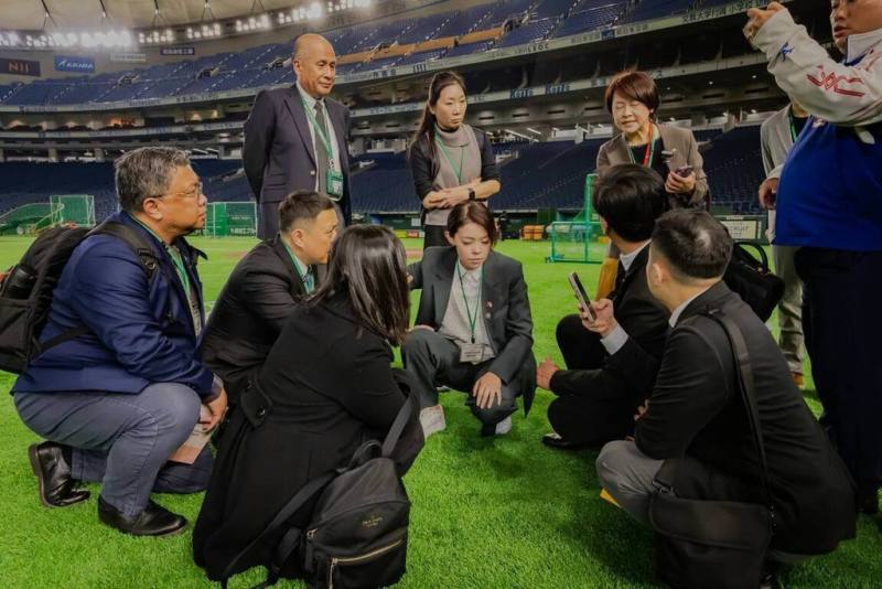 新竹市政府啟動「新竹小巨蛋」孵蛋計畫，期盼打造兼具運動賽事、藝文展演功能的多元場館，市長高虹安（2排左3）19日率團實地考察日本東京巨蛋場館維運機制。（新竹市政府提供）