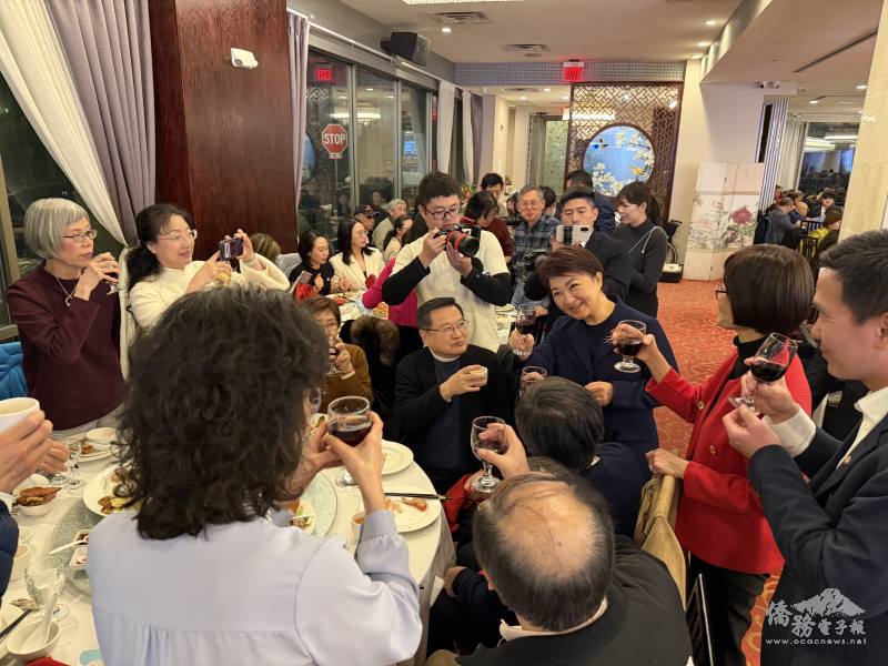 盧秀燕向僑宴與會者們敬酒，表達感謝