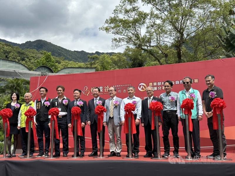 位於花蓮富源國家森林遊樂區內、由天成集團接手經營的飯店18日舉行開幕式，林業及自然保育署副署長張岱（右6）、原民會副主委陳義信（左4）、天成飯店集團董事長張茂松（左6）等出席剪綵